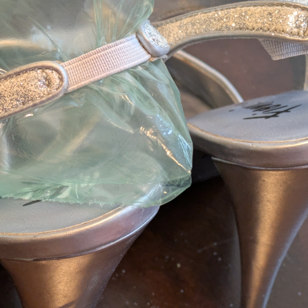 FIONI Night Silver Glitter 4 1/2" Heels. **Size 8. - Picture 5 of 16
